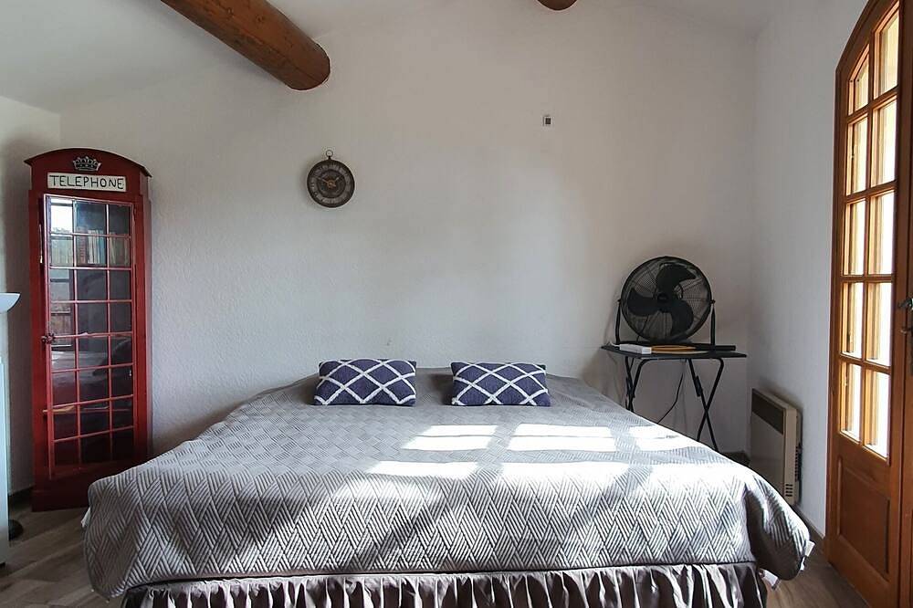 Exceptional setting surrounded by vineyards in a peaceful setting in Orange, Vaucluse