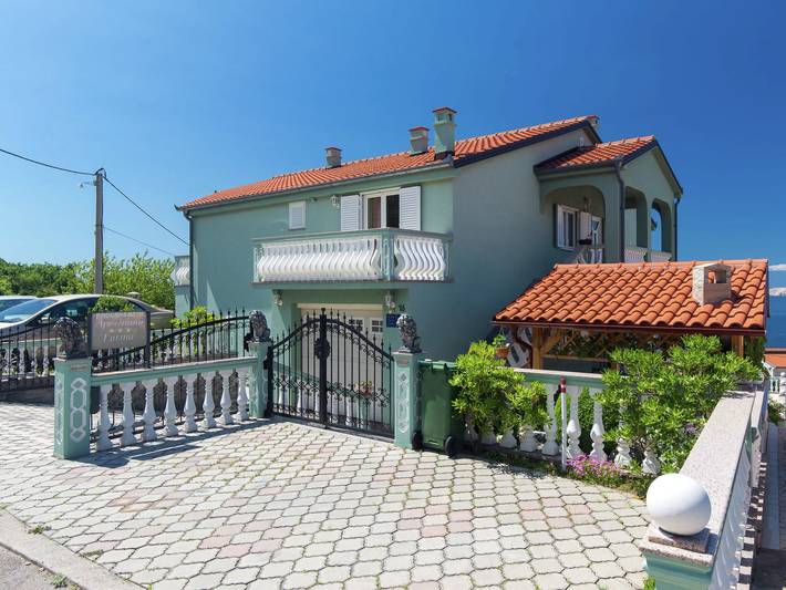 Ferienwohnung für 2 Personen, mit Garten und Terrasse sowie Pool in Senj