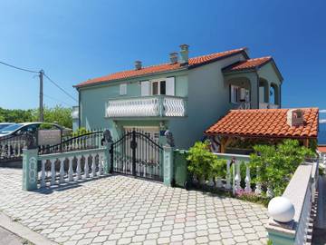 Ferienwohnung für 2 Personen, mit Pool und Garten sowie Terrasse in Senj