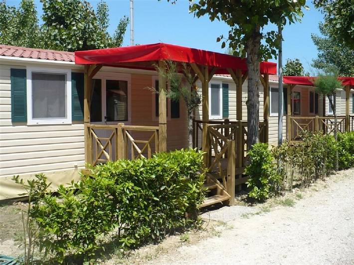 Ferienhaus für 6 Personen, mit Whirlpool und Terrasse sowie Kinderpool und Pool