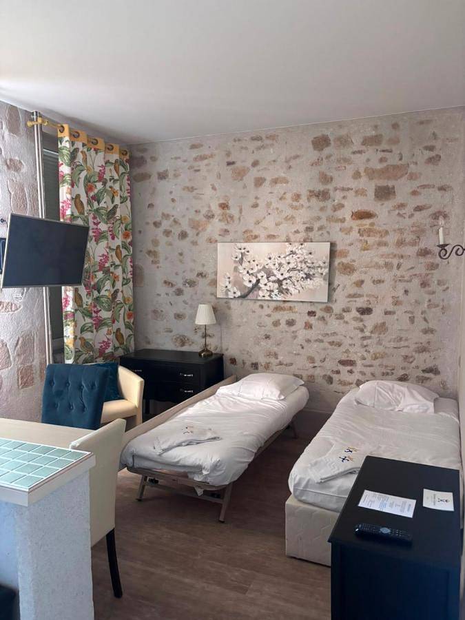 Hôtel pour 2 personnes, avec Terrasse ainsi que Jardin et Piscine à Bourbon-l'Archambault - 4