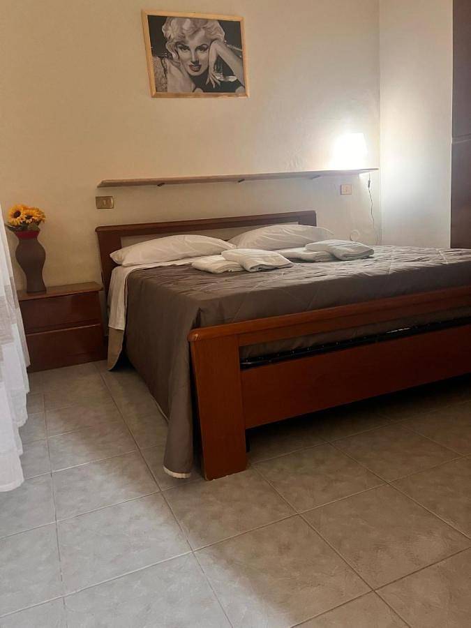 Large Double Room in Battipaglia, Costa tirrenica Campania