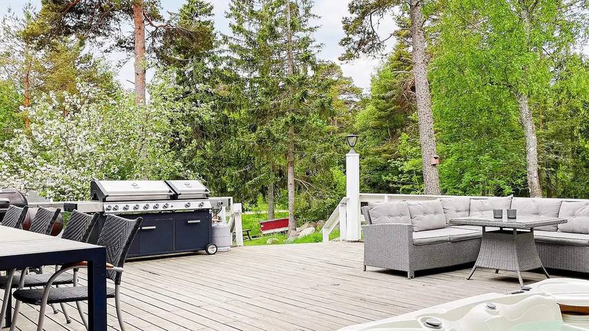 Ferienhaus für 14 Personen, mit Whirlpool und Sauna sowie Garten, mit Haustier