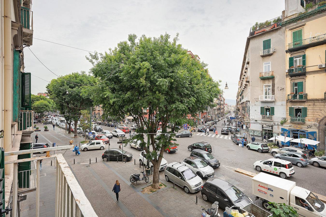 Apartment 'Familiare A Napoli Centro' with Balcony, Wi-Fi and Air Conditioning in Naples, Naples Province