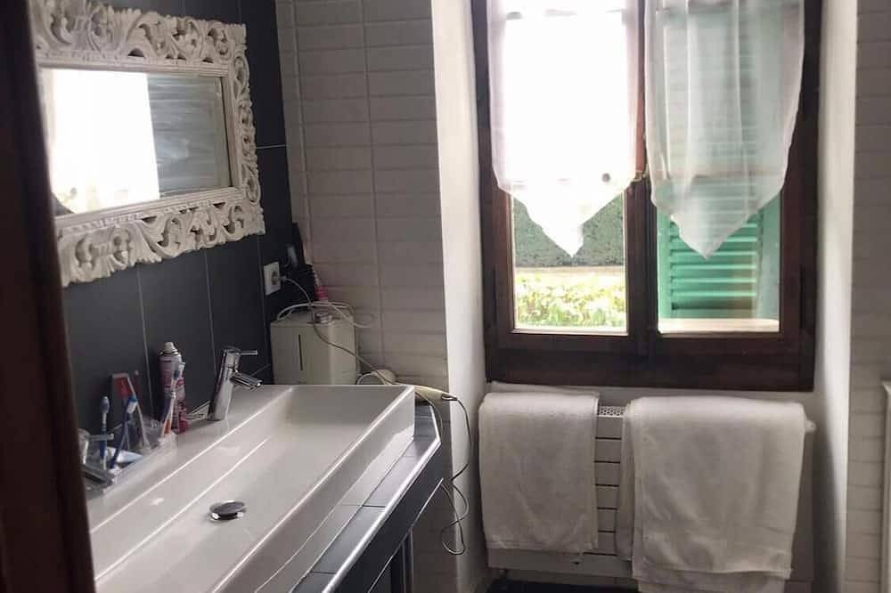 Fabulous 5-bedroom house in charming Divonne-les-Bains,with swimming pool, in Divonne-les-Bains, Gex