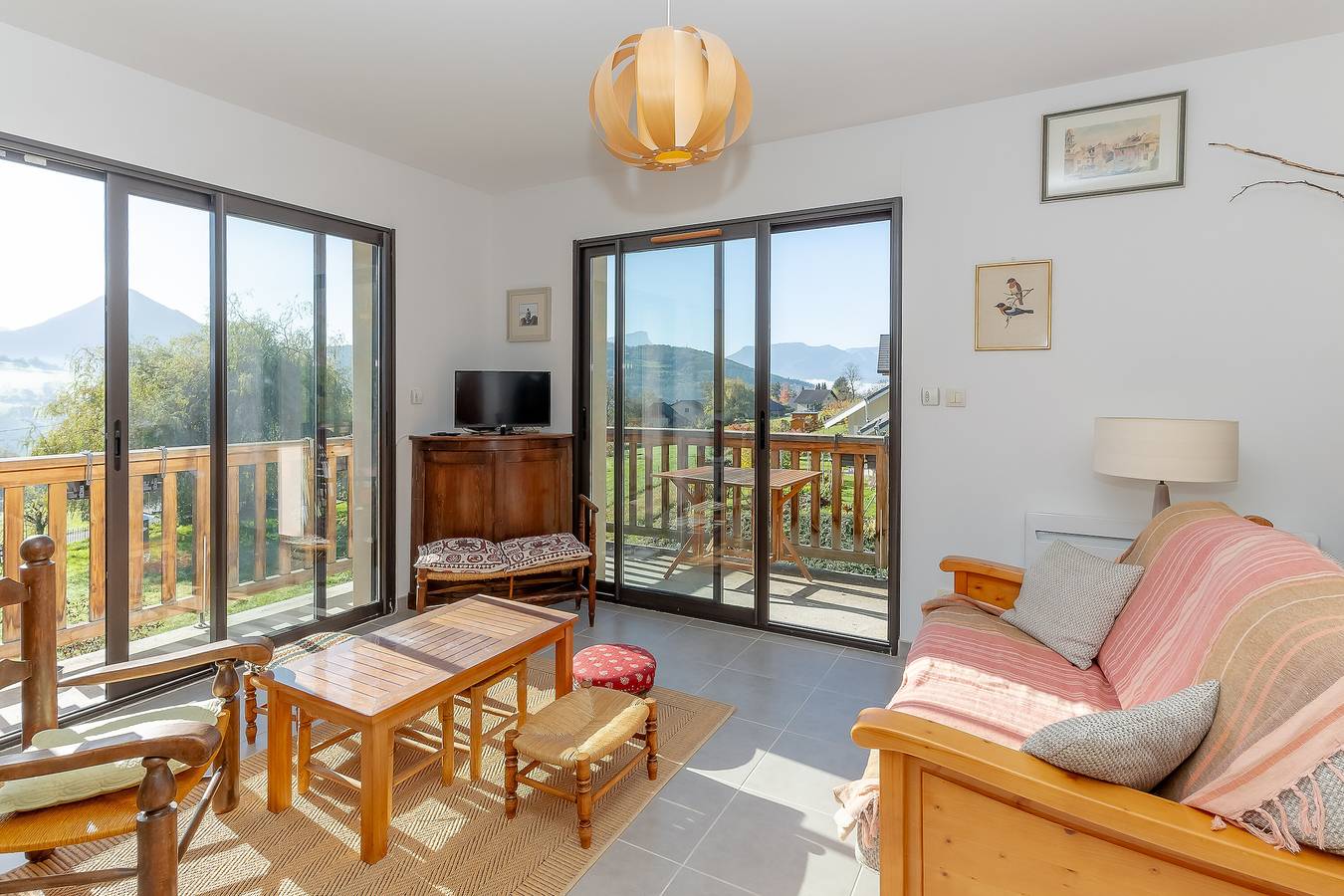 Holiday Home 'Superbe Maison Pour 6 Personnes' with Mountain View, Garden and Wi-Fi in Saint-Jean-d'Arvey, Chambéry region