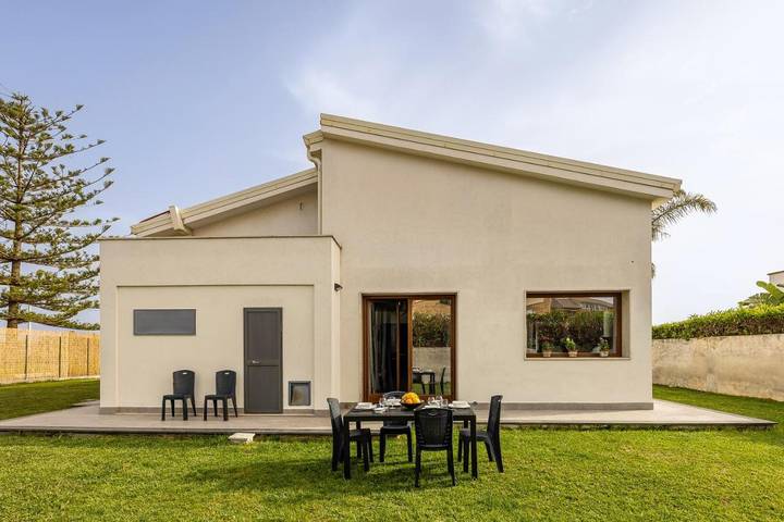 Villa für 4 Personen, mit Garten in Fanusa