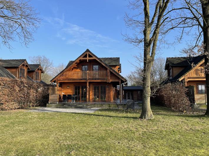 Glamping voor 6 personen, with terras and sauna as well as tuin in Twente