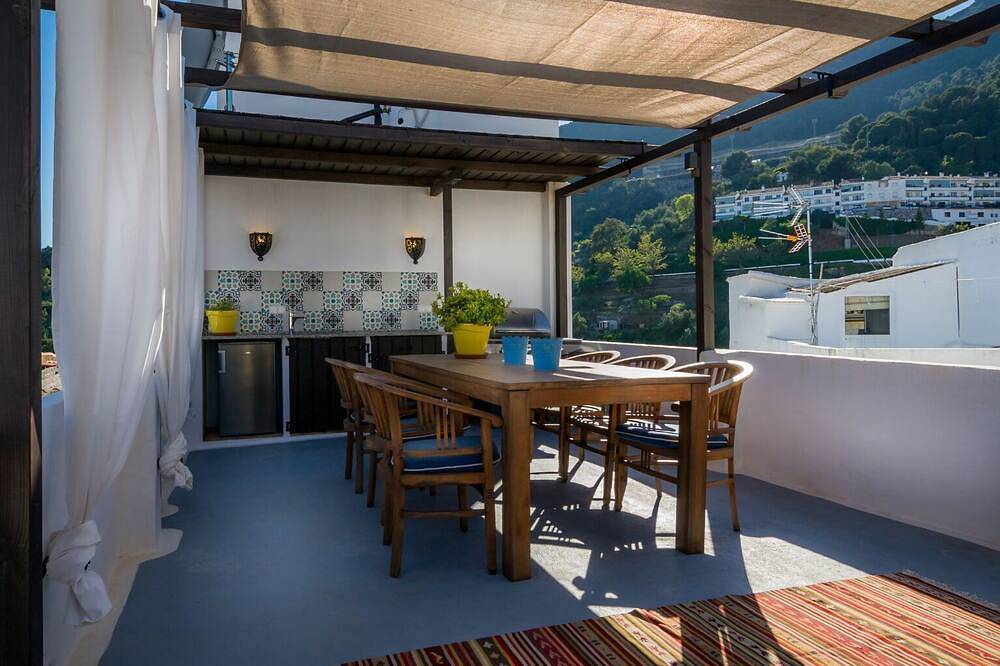 ¡Una casa preciosa, con una gran terraza en la azotea, a 10 minutos de la playa! in Ojén, Sierra de las Nieves