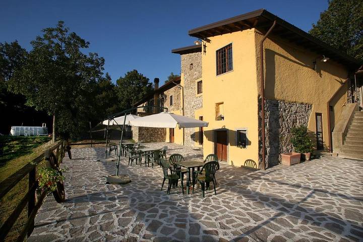 Casa vacanza per 11 persone, con Balcone e Terrazza nonché Giardino e Piscina a Pontremoli