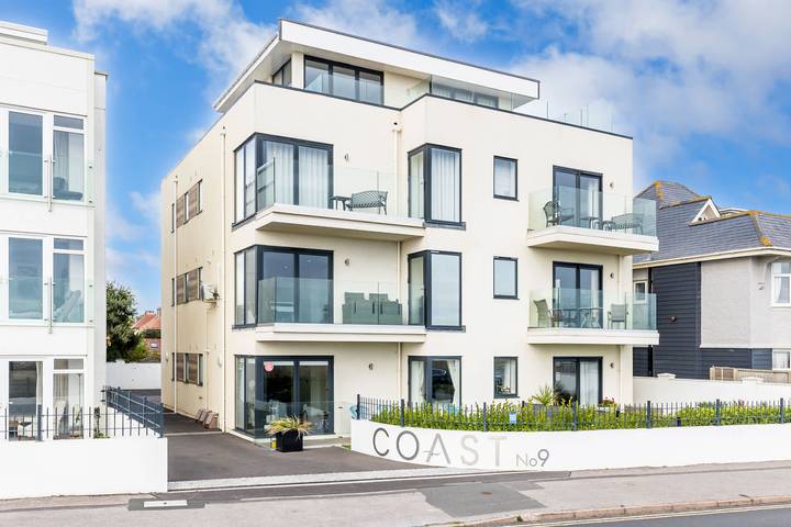 Entire apartment, Rise and Shine - With a Balcony On the Seafront in Bournemouth, South West England