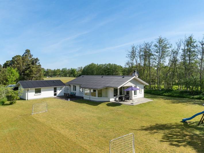 Feriehus for 6 personer, med terrasse, dyr tillatt i Jerup
