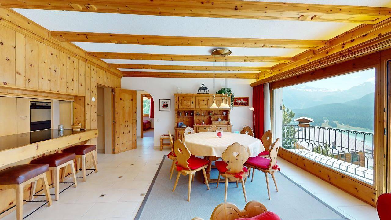 Apartamento entero, Holiday home on the popular Via Tinus above St. Moritz-Dorf. The apartment is located in a quiet and exclusive residential area above St. Moritz. The elevated position guarantees breathtaking views of the surrounding mountains and the sparkling Lake St. Moritz. The proximity to first-class restaurants, exclusive boutiques and various sports facilities makes this apartment a perfect base for a life in the heart of the Alps. in Sankt Moritz, Saint Moritz