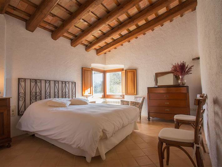 Location de vacances pour 14 personnes, avec terrasse ainsi que jardin et piscine à Navata - 4