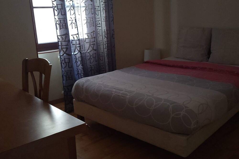 Entire apartment, Spacious 3-Bedroom Apt (Apt N°15) in Roanne, Roanne region