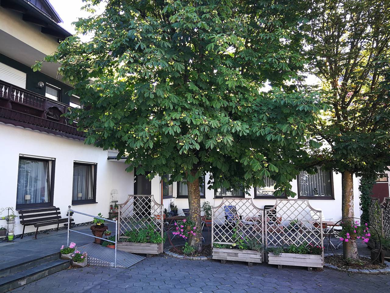 Hopfenerlebnishof Gästehaus - Zweibettzimmer 8 (17qm) mit Außensitzplatz in Altmannstein, Altmühltal