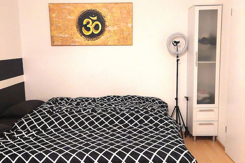 Ganze Wohnung, Studienzimmer nur Buchbar von Mittwoch bis Samstag in Wiesbaden, Rheingau