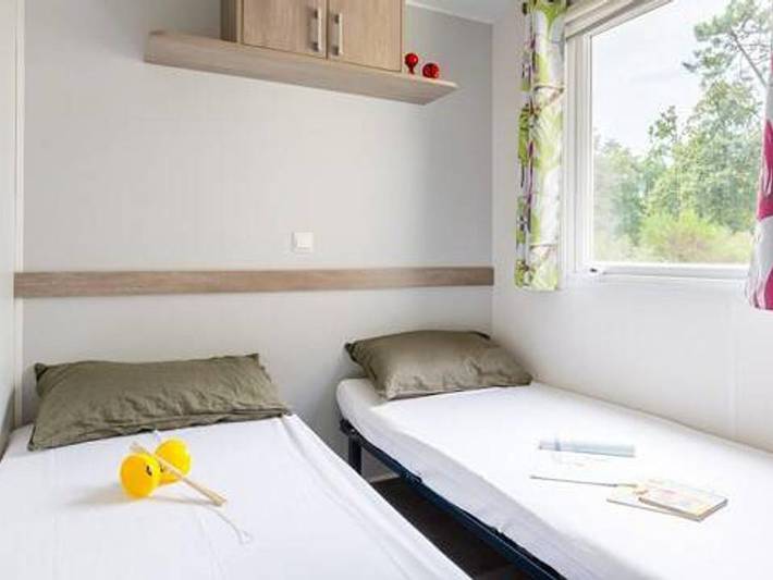 Camping Le Chêne Gris - Mobilheim 4 personen - Comfort | 2 Zi. | 4 Pers. | Nicht überdachte Hochterrasse | Klimaanlage in Faremoutiers, Seine-et-Marne