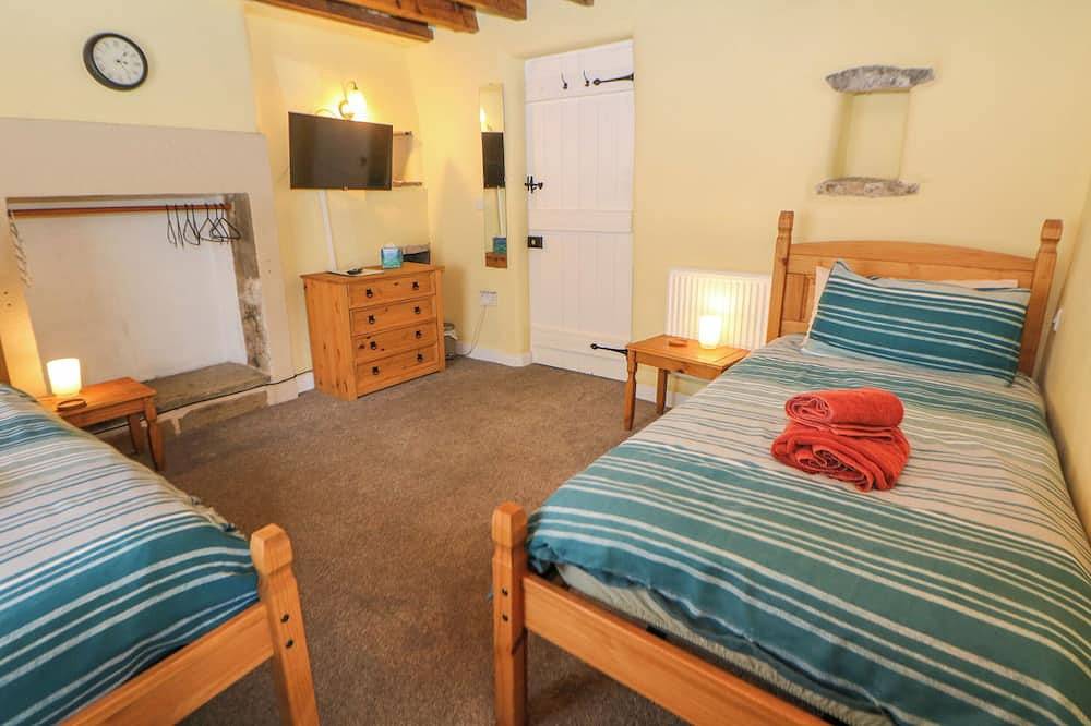 Lyndale Cottage, pet friendly, character holiday cottage in Bradwell in Bradwell (Derbyshire Dales), Derbyshire