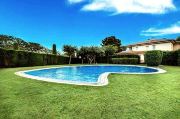 Location de vacances pour 6 personnes, avec vue ainsi que piscine et jardin, animaux acceptés dans Bonmont Terres Noves