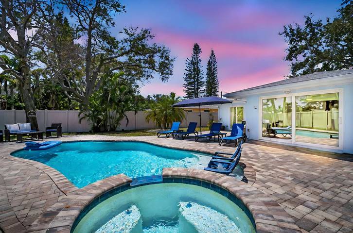 Vacation rental for 5 people, with balcony and yard, kid friendly in Pinellas County