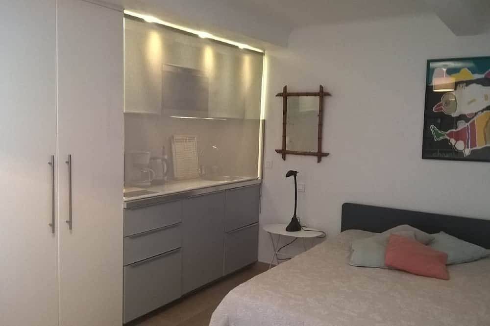 Appartement entier, Au coeur du village, studio standing 17m2, terrasse fleurie 9 m2, climatisation in Hyeres, Côte méditerranéenne (France)