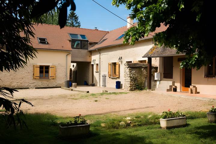 Gîte Au Bonheur Des Retrouvailles : piscine privée, terrasse, Wi-Fi, 12-15 pers. in Denonville, Région de Chartres