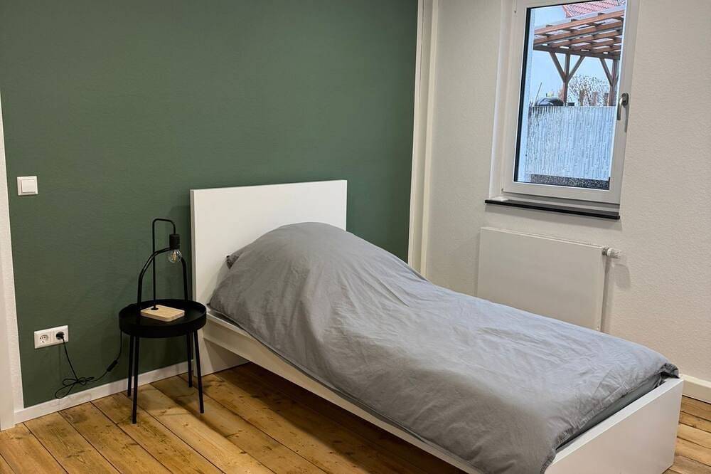 Ganze Wohnung, Renovierte Ferienwohnung / Pendlerwohnung in ruhiger Lage mit Parkmöglichkeiten in Bissingen an der Teck, Albsteig Etappe 8