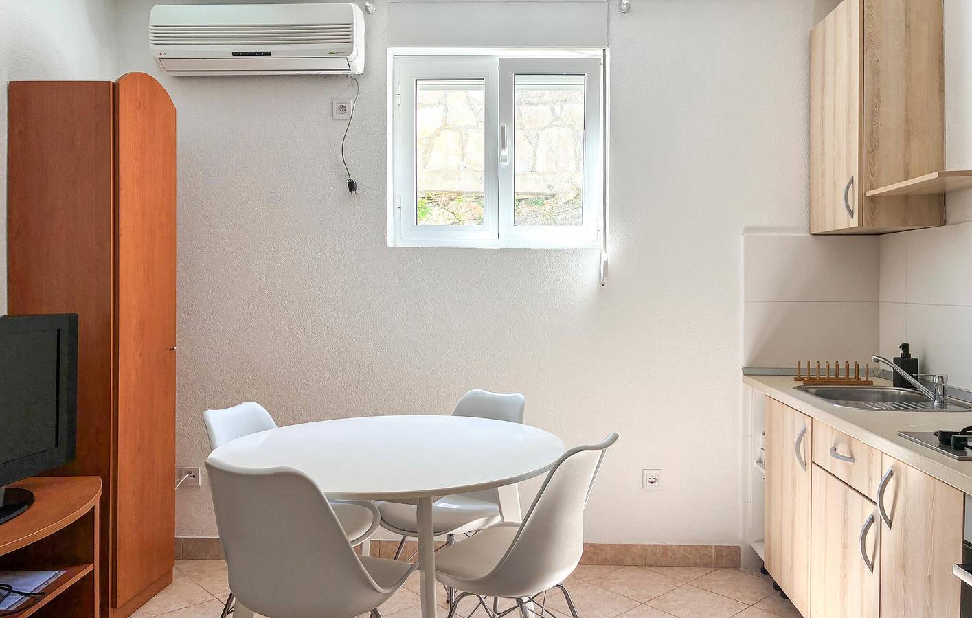 Ganze Ferienwohnung, Gemütliche Ferienwohnung mit Terrasse, WLAN und Parkplatz – nur 100 m von der Küste entfernt! in Necujam, Solta