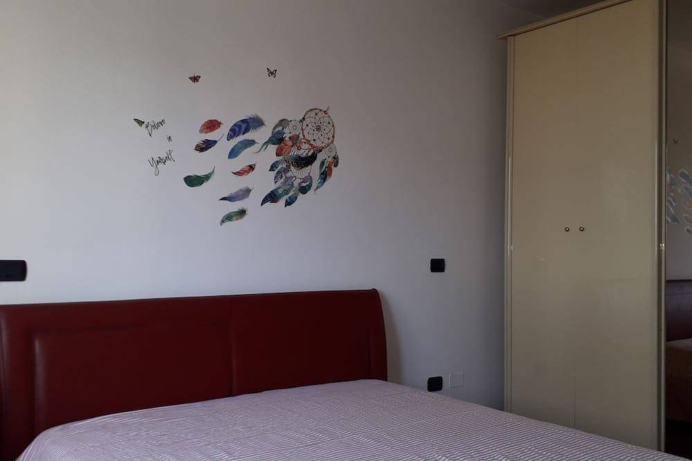 Entire apartment, Gemma - apartment holiday home in Desenzano del Garda, Garda Mountains