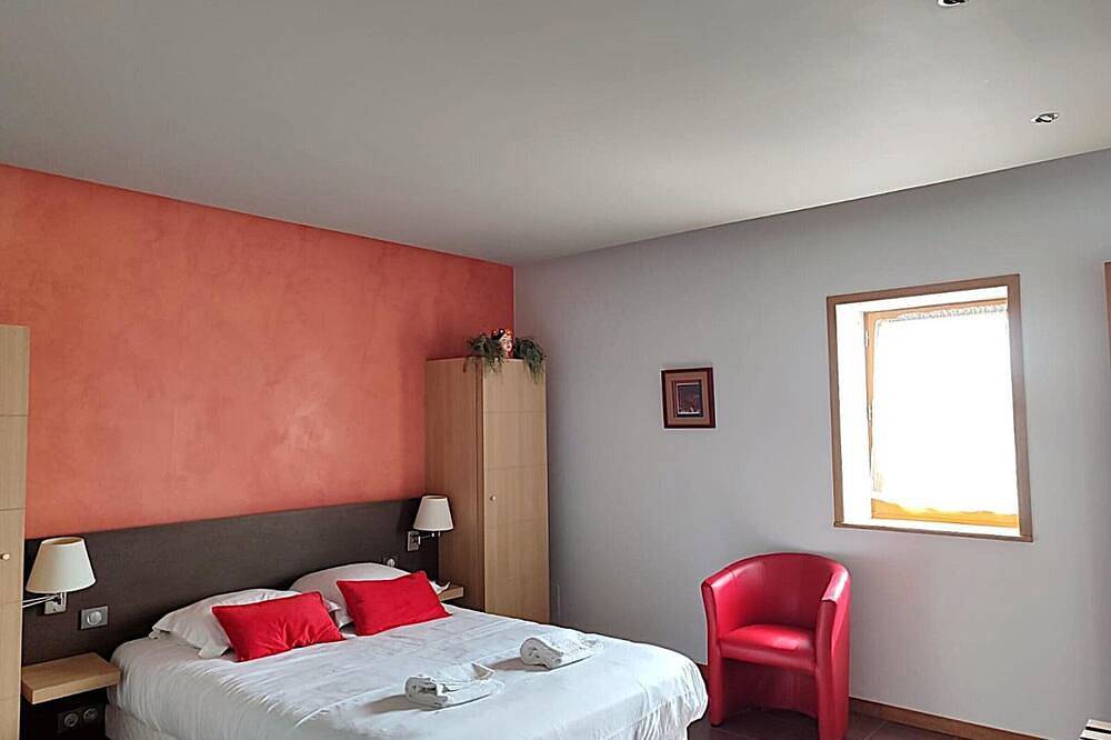 Amplio alojamiento en Montbeugny, para 14 personas, se admiten mascotas in Montbeugny, Allier (desambiguación)