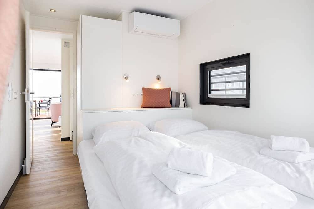 Woonboot op en rond het Sneekermeer in Friesland