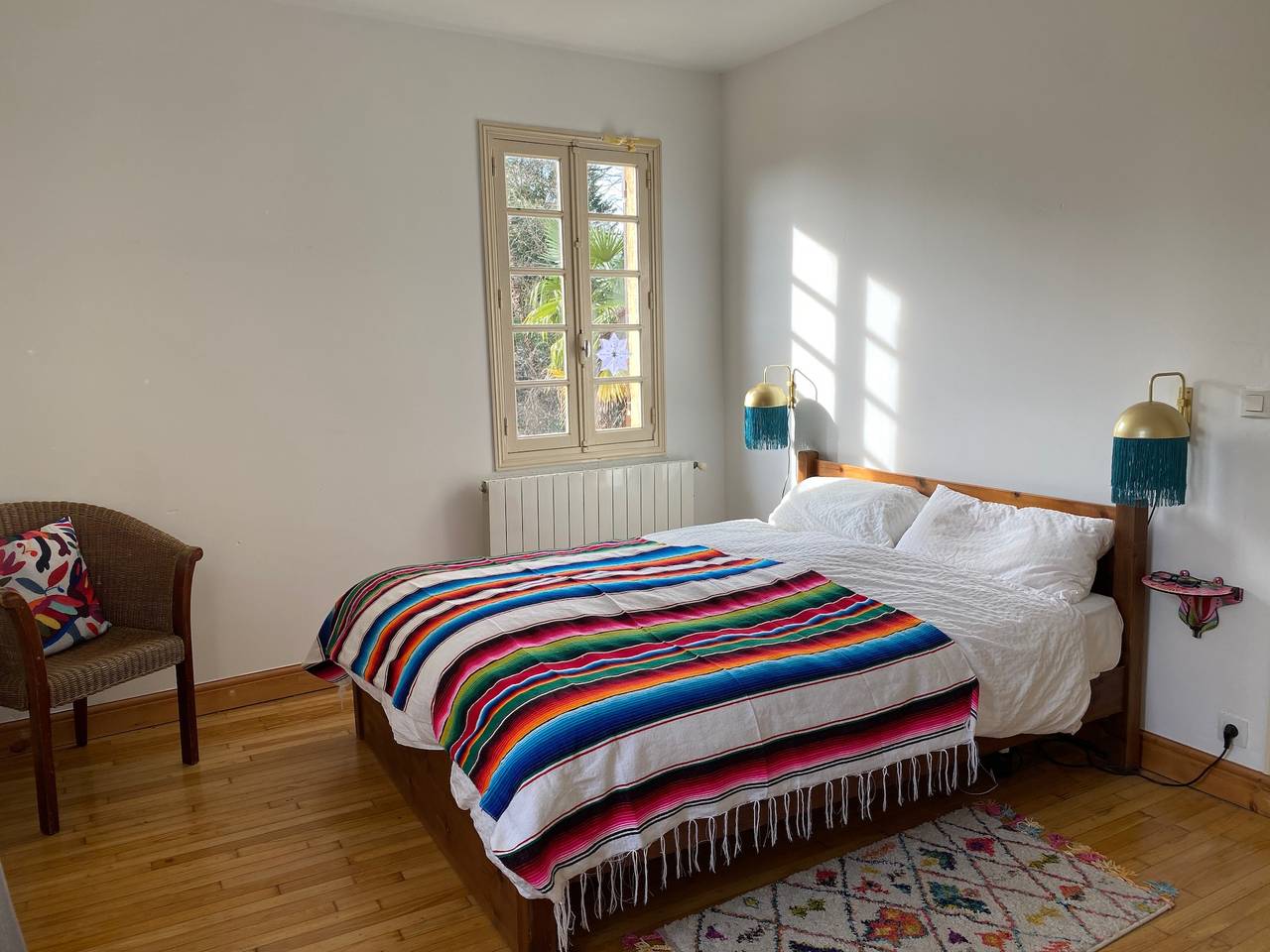 Maison de campagne colorée avec grand jardin, très grande piscine et forêt in Puy-l'Évêque, Quercy