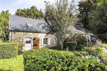 Gîte pour 5 personnes, avec terrasse et jardin à Le Croisty