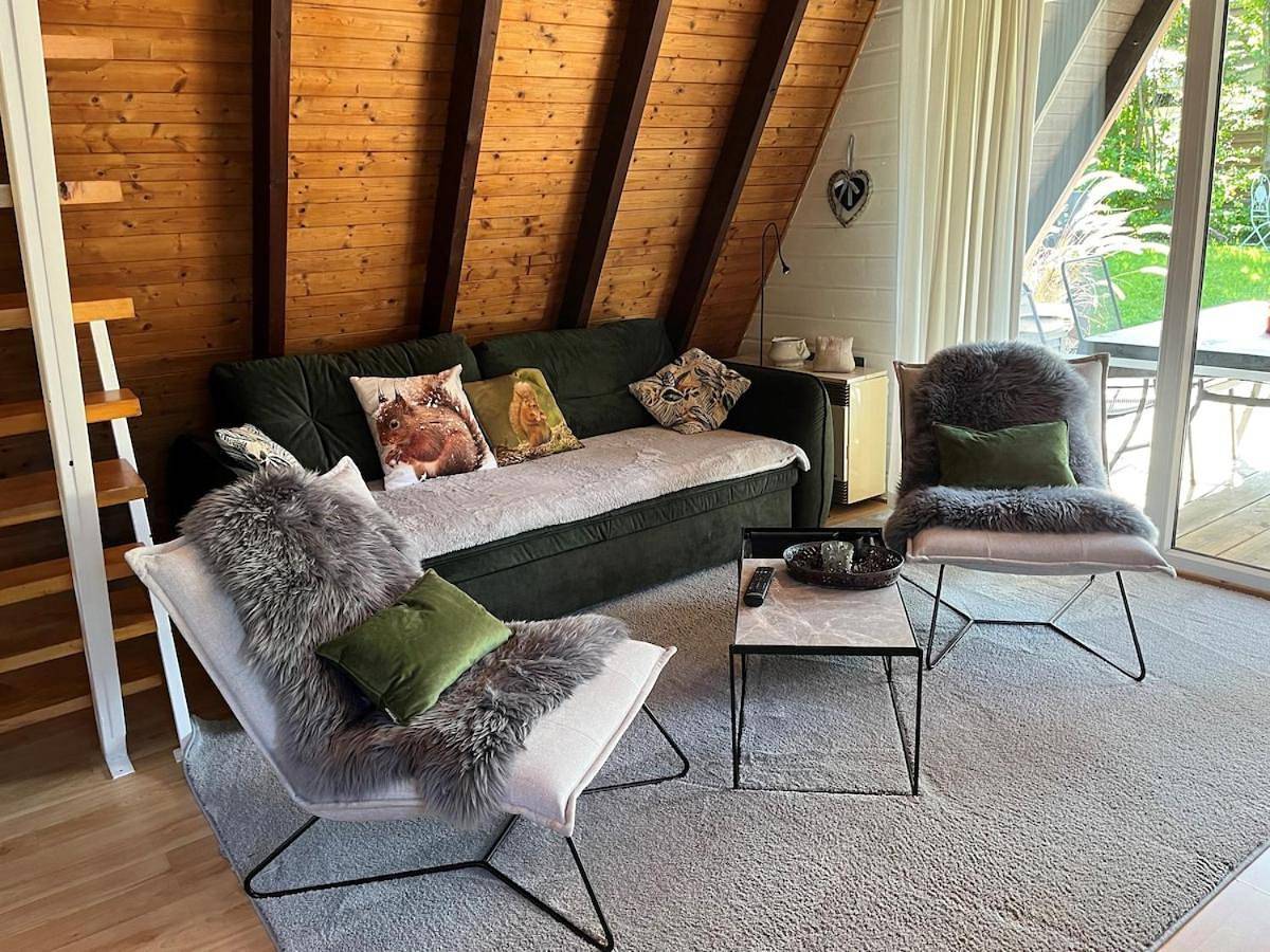 Eichhörnchen-In der Natur Zuhause-Ferienhaus mit Fass Sauna im Garten und moderner Klimaanlage in Gossersweiler-Stein, Trifelsland