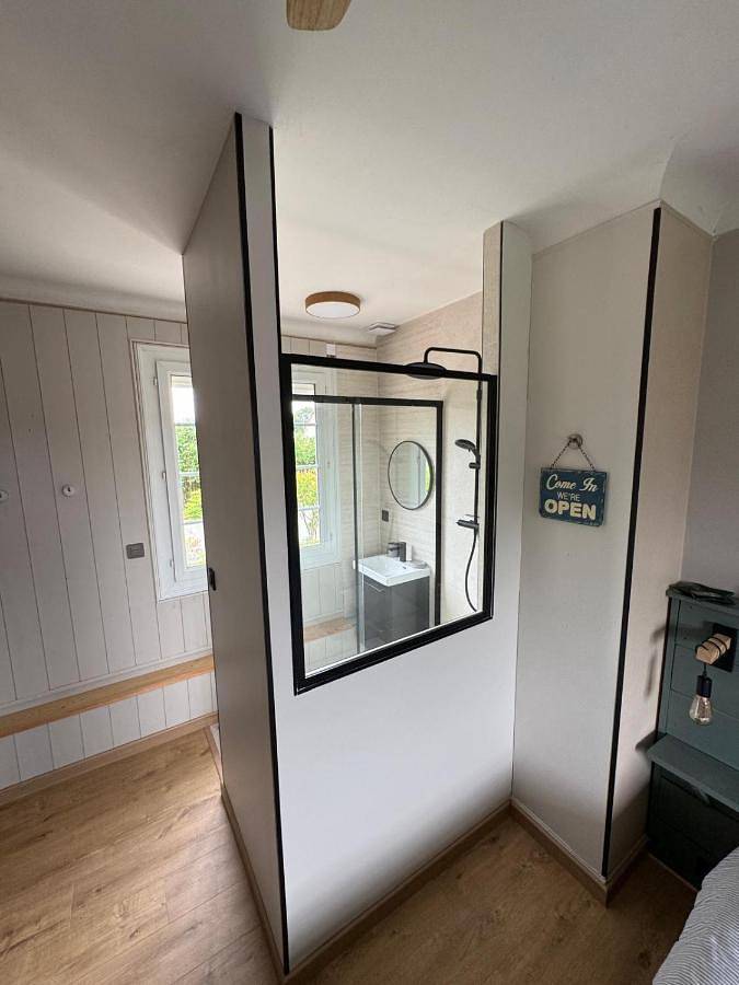 Gîte pour 2 personnes, avec jardin et piscine ainsi que vue et terrasse à Roézé-sur-Sarthe - 4