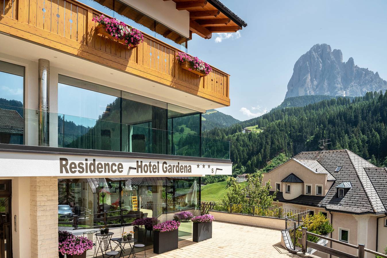 Geheel appartement, Appartement 'Hotel Residence Gardena Sella' met uitzicht op de bergen, tuin & Wi-Fi in Santa Cristina Gherdëina, Dolomiti Superski