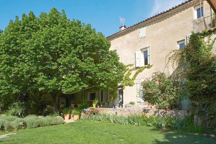 Location de vacances pour 2 personnes, avec piscine ainsi que jardin et jacuzzi à Nans-les-Pins - 3
