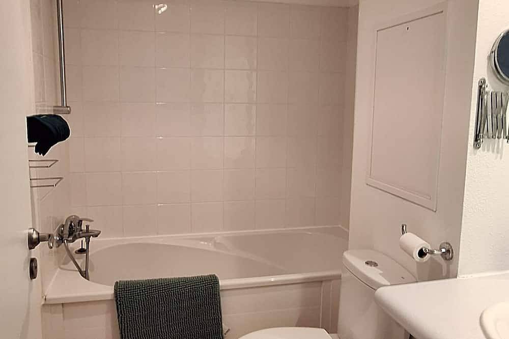 Appartement entier, Studio cosy *le nature*avec parking fermé in Lourdes, Hautes-Pyrénées