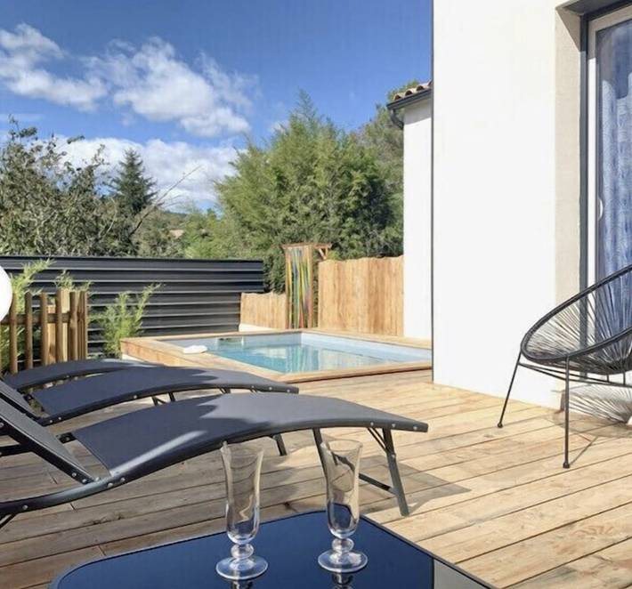 Gîte pour 5 personnes, avec jardin ainsi que piscine et terrasse, animaux acceptés à Laval-Pradel