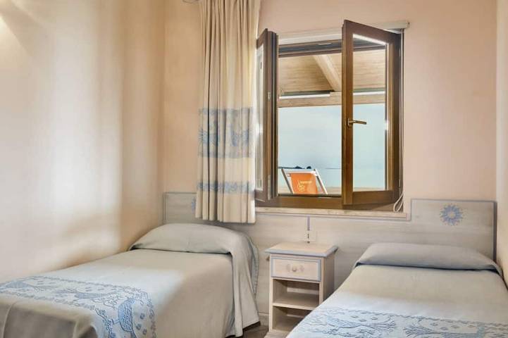 Entire apartment, Nice apartment on the first floor with sea view of about 45 m2 equipped with air conditioning and wi fi connection, composed of a living room with equipped kitchenette, fridge and flat screen television.A double or twin bedroom and a single bedroom, bath in Bosa Marina, Bosa