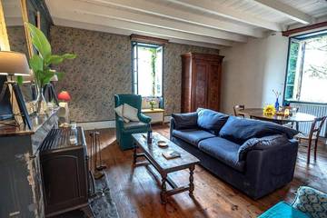 Gîte pour 11 personnes, avec vue et jardin, animaux acceptés à Eynesse