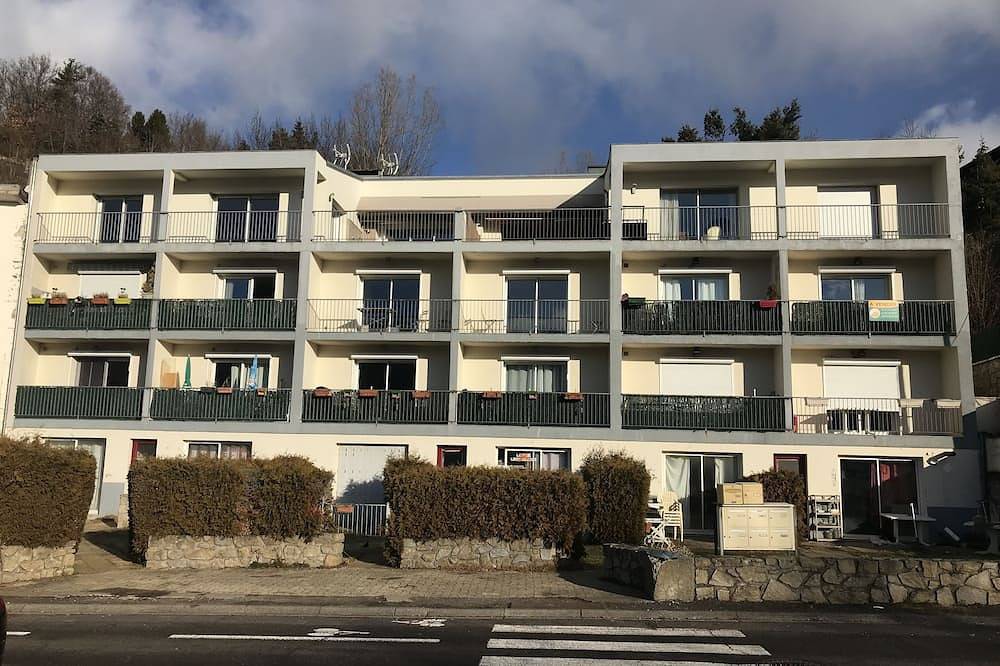 Entire apartment, Luxury apartment with terrace on the shores of Lake Chambon overlooking Sancy in Chambon-sur-Lac, Volcans d'Auvergne Regional Nature Park