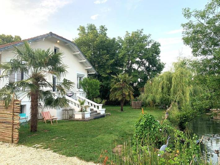 Location de vacances pour 6 personnes, avec Terrasse et Jardin ainsi que Piscine et Vue à Aujac (Charente-Maritime)