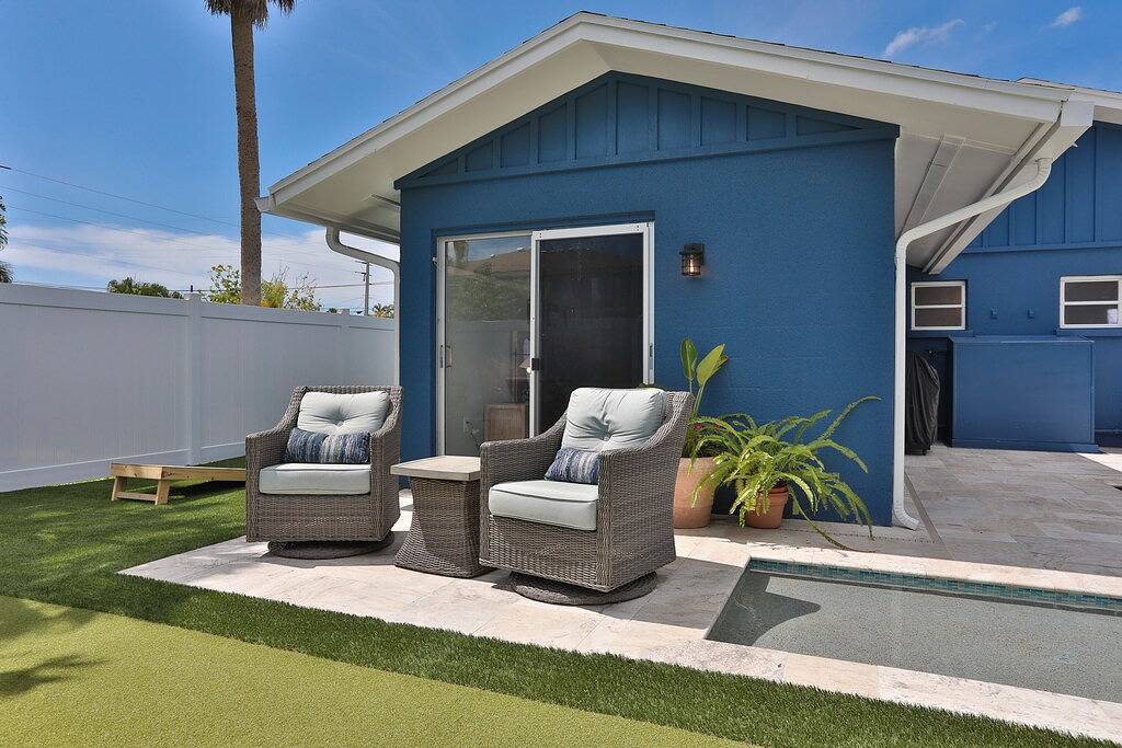 Renovated home w/fenced yard, brand-new pool, spa, foosball - steps to beach in Holmes Beach, Anna Maria Island