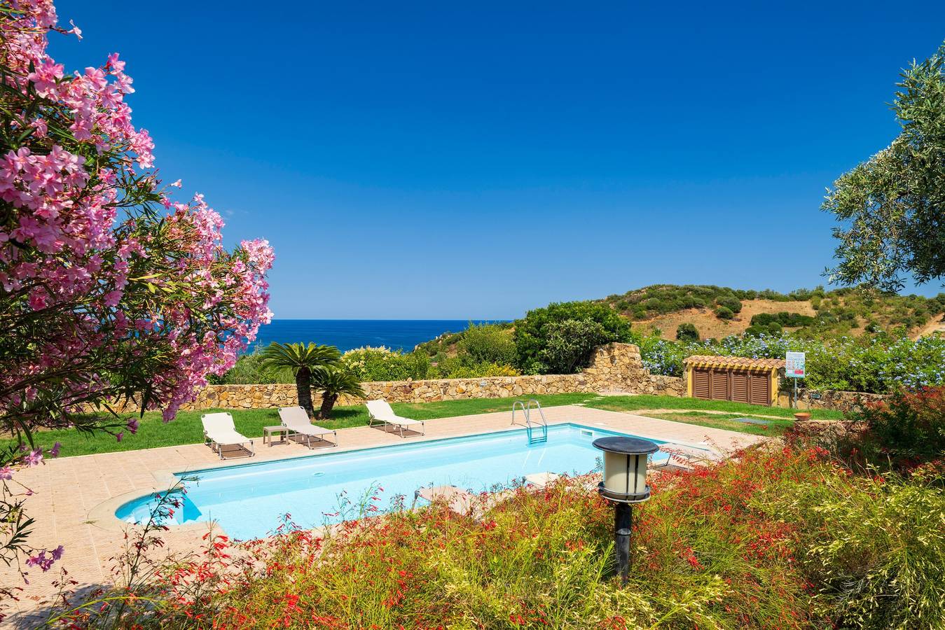 Villa 'Azzurra' avec vue sur mer, Wi-Fi et climatisation in Abba Urci, Tertenia