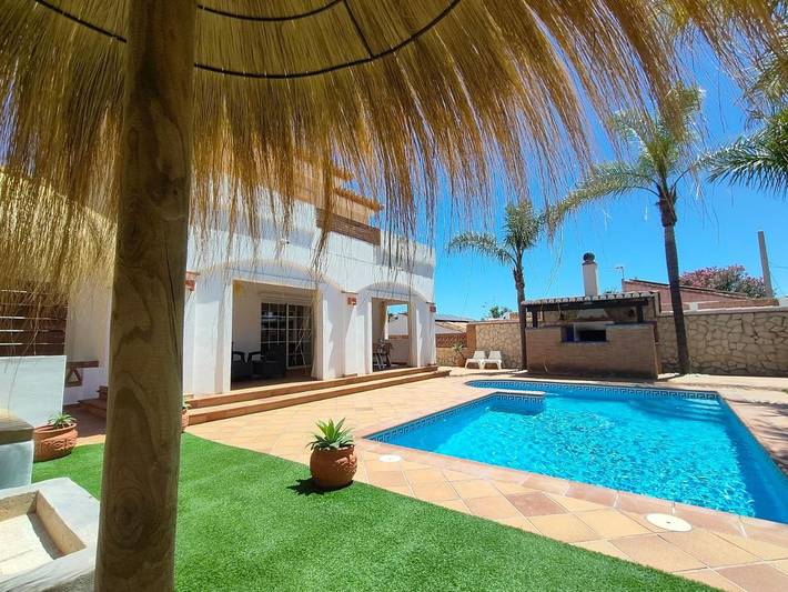 Chalet para 8 personas, con jardín y terraza además de piscina y vistas, Se admiten mascotas en Costa Tropical - 4