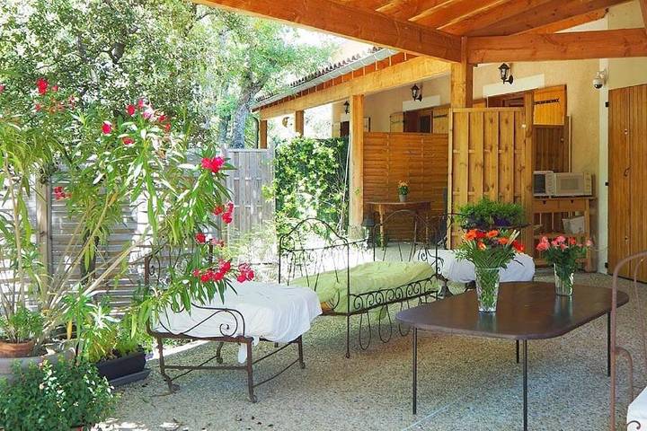 Location de vacances pour 4 personnes, avec vue ainsi que jardin et piscine, adapté aux familles à Venasque