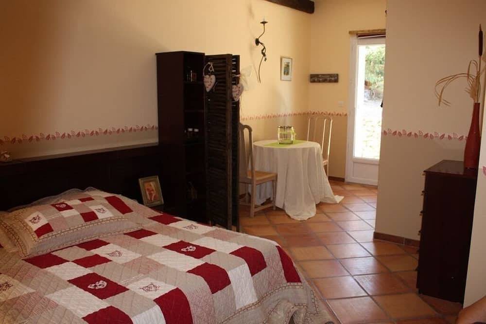 Appartement entier, Studio 5 dans bâtisse de charme, piscine au milieu des vignes in Signes, Côte méditerranéenne (France)
