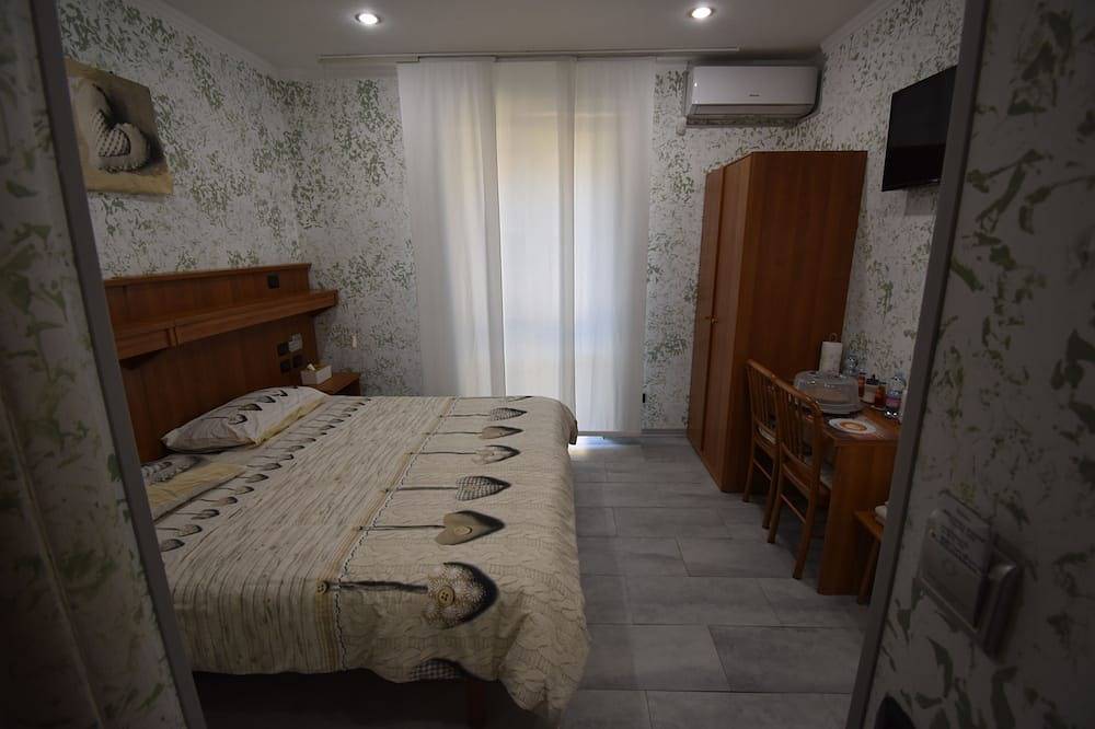 Room Vichy in Casal Morena, Rome